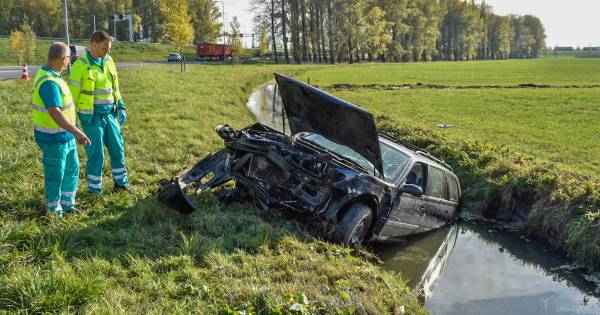 Auto vliegt uit de bocht en belandt in sloot langs A15