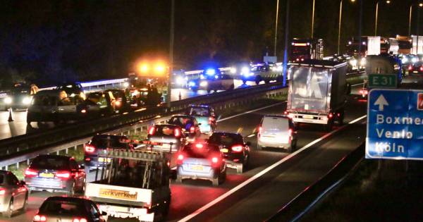 Kettingbotsing met zes voertuigen op A73 zorgde voor flinke file in avondspits