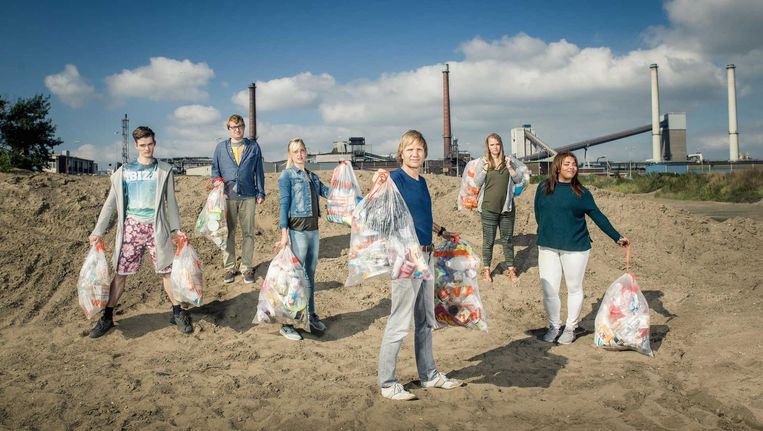 Deelnemers aan het nieuwe EO-programma 'Rot op met je milieu'. Beeld RV