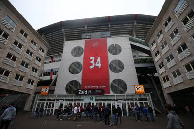 Ajax eert Nouri met schitterend filmpje en staande ovatie