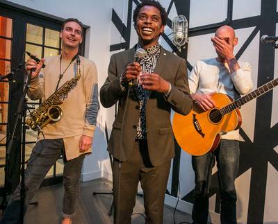 Typhoon duikt in de kleding