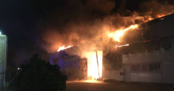 UPDATE - Grote brand bij bedrijvencomplex op Borchwerf in Roosendaal, forse schade bij meerdere transportondernemingen .