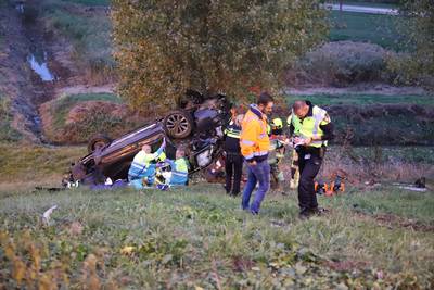 Auto op de kop bij knooppunt Deil, man zwaargewond