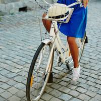 Voorkom met dít trucje dat je rok of jurk omhoog waait op de fiets