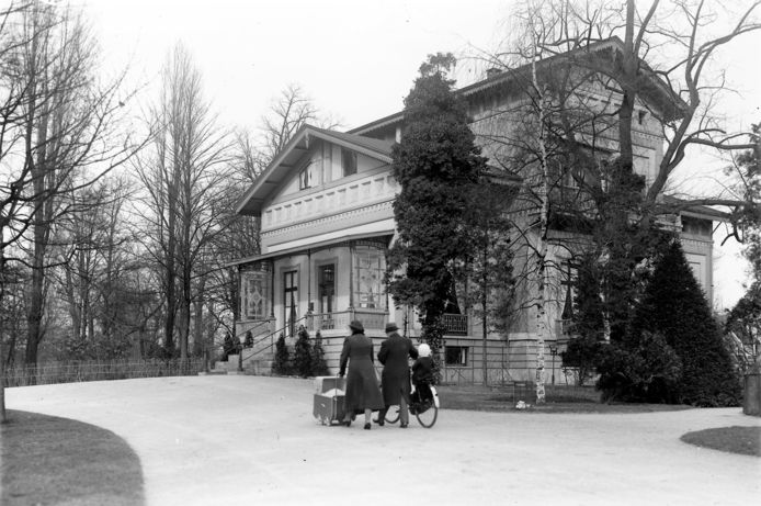 De voormalige woning van stichter ’t Hooft van Benthuizen, later burgemeesterswoning. In 1994 gebombardeerd.