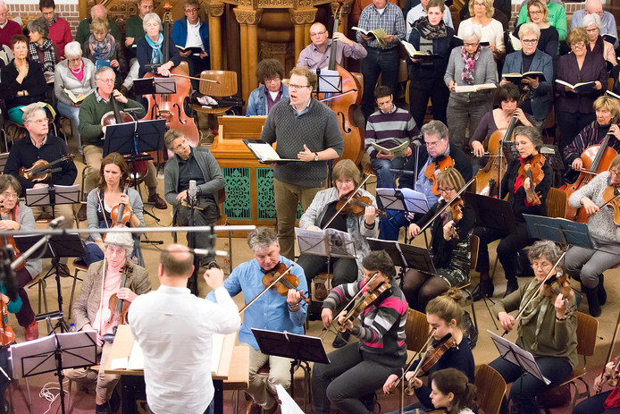 Een repetitie voor de uitvoering van de Matthäus Passion, een van de grote projecten waarbij Simon Stelling betrokken was.