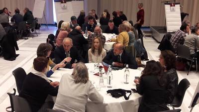 Arnhemmers gaan tijdens de dis met elkaar in gesprek over oorlogsherinneringen