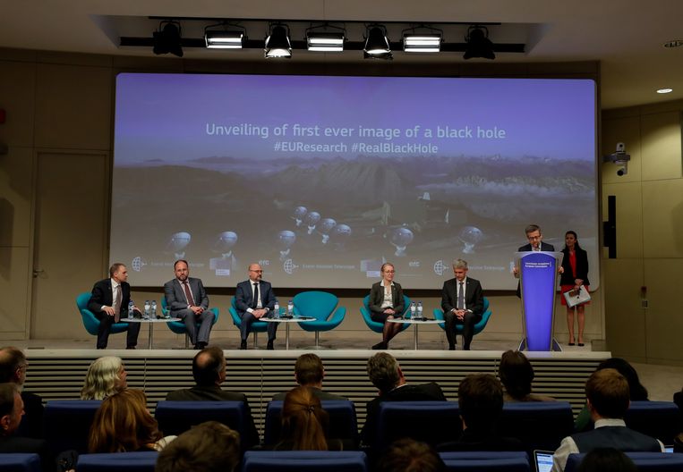 Het team van de Event Horizon Telescope (EHT) tijdens de persconferentie in Brussel. In totaal werden er zes persconferenties wereldwijd én simultaan georganiseerd. 