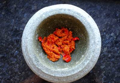 Vrouw die sambal op vagina gijzelaar smeerde krijgt halfjaar cel