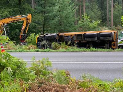 Vrachtwagen belandt op zijkant in berm tussen Beek en Zeddam