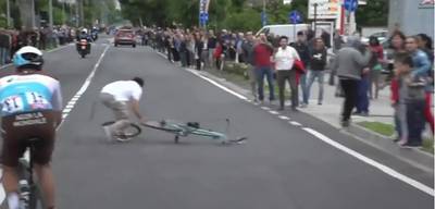 Onverlaat gooit fiets op de weg: fan redt Giro-renners