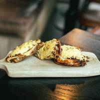 Geen gewone croque, maar Franse uiensoep tussen brood: probeer dit recept van chef Sam D’Huyvetter