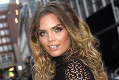 Kim Feenstra neemt het op voor gepeste Famke Louise: Je doet het goed
