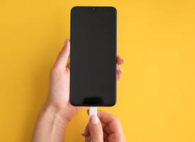 Met dit trucje laadt je telefoon veel sneller op