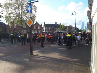 LIVE: Grimmige sfeer voor moskee, tegendemonstranten gooien met stenen naar politie. Pegida-stoet kan niet verder: ‘Dat wat daar staat is schorem’