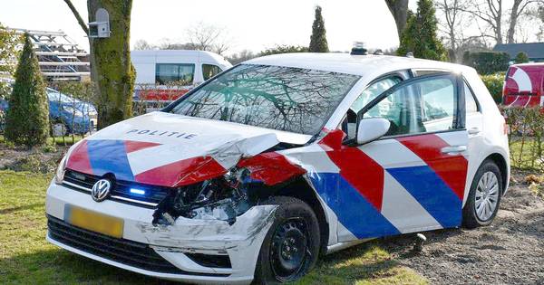 Politieauto zwaar beschadigd bij botsing in Kloosterhaar.