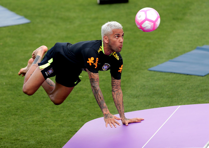 Dani Alves tijdens een potje teqball op de training van Brazilië.