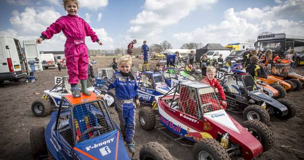 Kinderen van 6 jaar crossen in buggy's door Langeveens zand - Tubantia