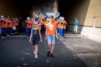 Eindelijk, daar is-ie dan: Dieren in stoet door tunnelbak