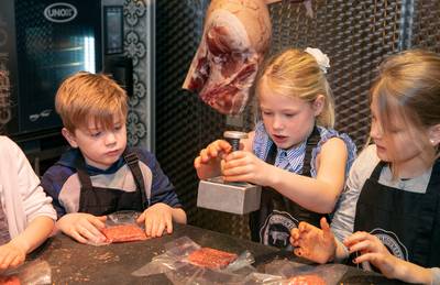 Kinderen met hun blote handen in het vlees