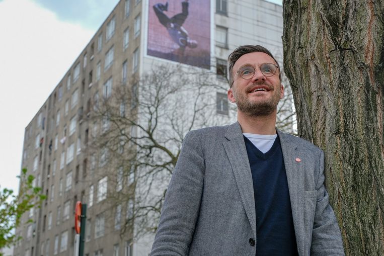 Brussels minister van Mobiliteit, Pascal Smet, is waarschijnlijk de hipste politicus bij sp.a. Hij zit al 15 jaar in de Brusselse politiek, minus een intermezzo in 2009, toen hij in de Vlaamse regering zat. Met zijn nieuwe beweging, one.brussels, wil hij het verschil maken. “Ons project is gebaseerd op een liefdesverklaring voor Brussel, maar liefde maakt in ons geval niet blind. We zien de dingen die beter moeten en willen die aanpakken.” 