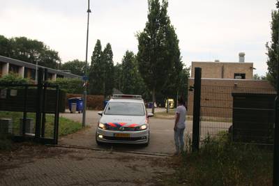 Bewoner azc Overloon dreigt zichzelf neer te steken