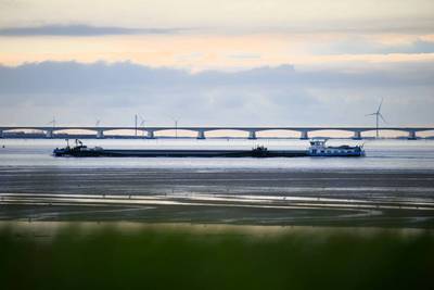 Duits schip vastgelopen in Oosterschelde bij Stavenisse