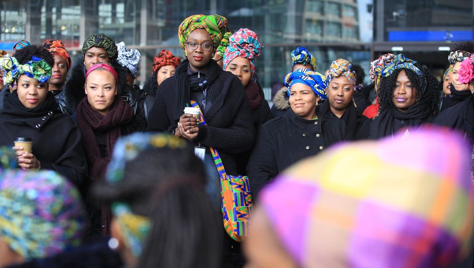 Zwarte Vrouwen Schreeuwen Het Van De Daken Hier Zijn Wij Trouw