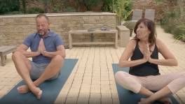 Marc blijkt een stijve hark tijdens yoga met Annika