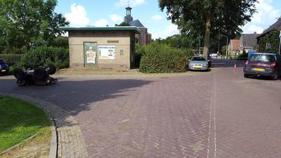 Quadrijder slaat over de kop bij botsing met auto in Winssen