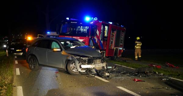 Traumaheli rukt uit voor zware botsing tussen drie auto’s in Zevenaar.