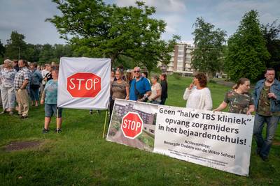 Geitenkamp demonsteert fel tegen opvang van 'tikkende tijdbommen’ in voormalig Arnhems zorgcentrum