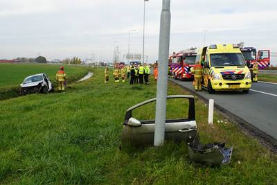 Auto over de kop bij knooppunt Valburg, bestuurder gewond