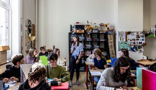 ‘Dat ze zo ver onder de markt betaald worden, is niet goed: ze zijn cruciaal’: schooldirecteurs, managers met een lager loon