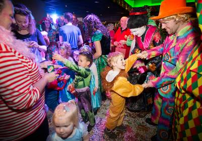 Indoor-optocht in Baviaonenland: ‘Een optocht kijken hoort gewoon bij het carnavalsfeest’