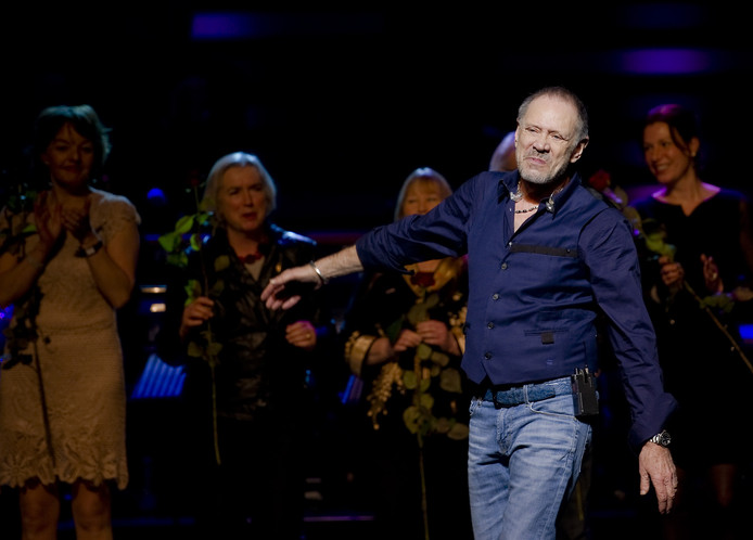 Rob de Nijs staat met muzikale vrienden op het podium tijdens de viering van zijn verjaardag in Carre. De Nijs werd 70 jaar op 26 december 2012.