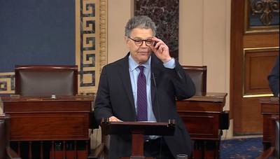 Amerikaans politicus die model bij borsten greep stapt op