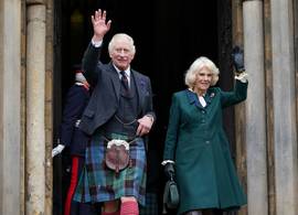 Charles en Camilla zetten traditie voort met kaartje aan eeuwelingen