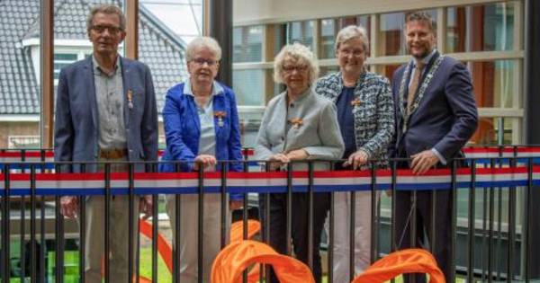 Vijf Raaltenaren met smoes gemeentehuis ingelokt voor lintjesregen - De Stentor
