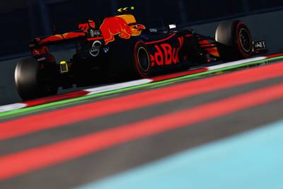 Snelste tijd en crash voor Verstappen in tweede training