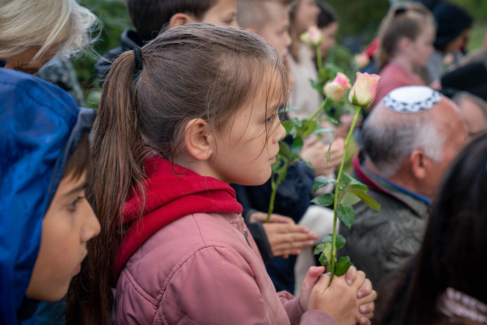 Wachten voor de bloemlegging voor het gedenkteken in Elden.