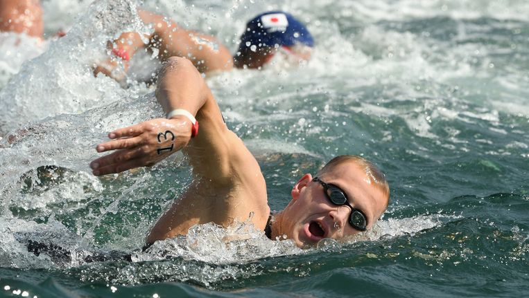 Weertman wint olympisch goud na fotofinish op 10 kilometer open water - Volkskrant