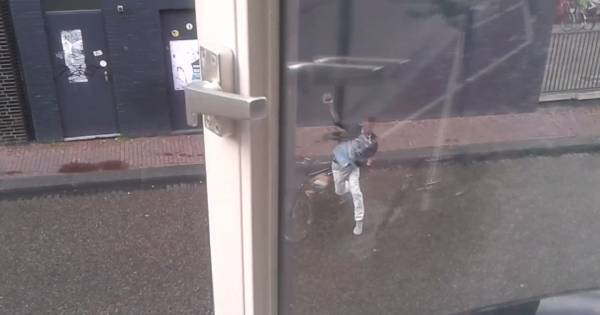 Dealer gooit woedend een steen door de ruit, slachtoffer legt alles op film vast - De Gelderlander