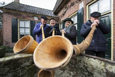 Laatste zondag van het jaar betekent in Gelselaar: hoornblazen en kniepertjes bakken