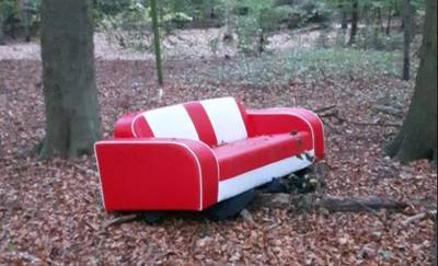 Weet jij wie deze bank in het bos heeft gezet?