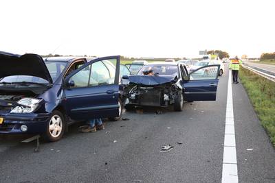 Vier voertuigen botsen op elkaar op A15: forse schade aan auto's