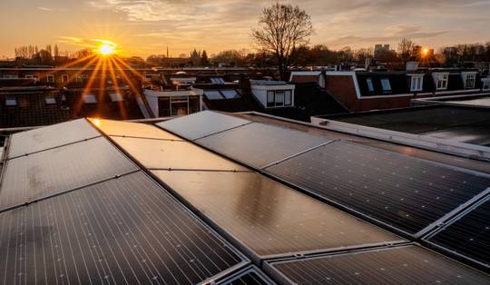 Record door te veel zonne-energie: ‘Burgers zouden hun verbruik best verleggen naar zonnige weekend- en feestdagen’