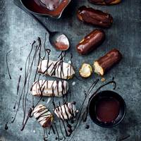 Duo-eclairs met noten-koffievulling & dadel-koffievulling