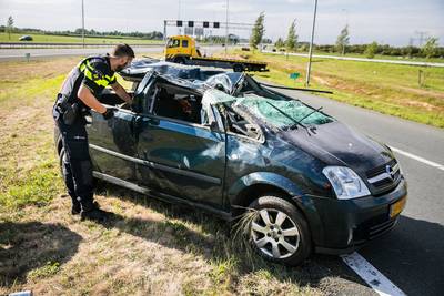 Auto over de kop op A50, man gewond
