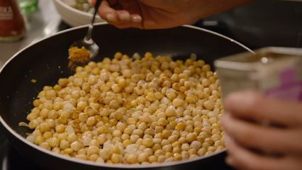 46. Salade van butternut met kikkererwten en granaatappeldressing & kokosballetjes m